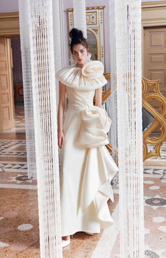 除了一般露肩抹胸以外,设计师改良拉夫领