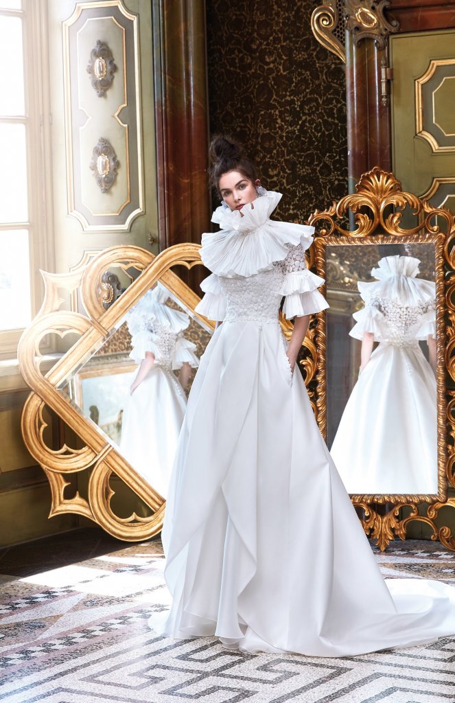 除了一般露肩抹胸以外,设计师改良拉夫领