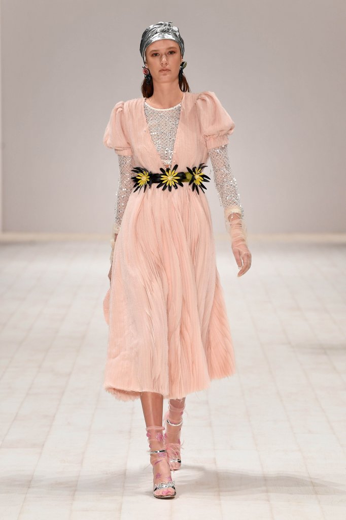 同时还沿袭了后者的新古典艺术风格,混搭十八世纪末洛可可和二十世纪