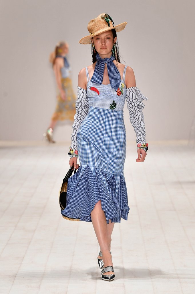 2019早春 still still studio 2019早春系列延续了部分2018春夏的款式