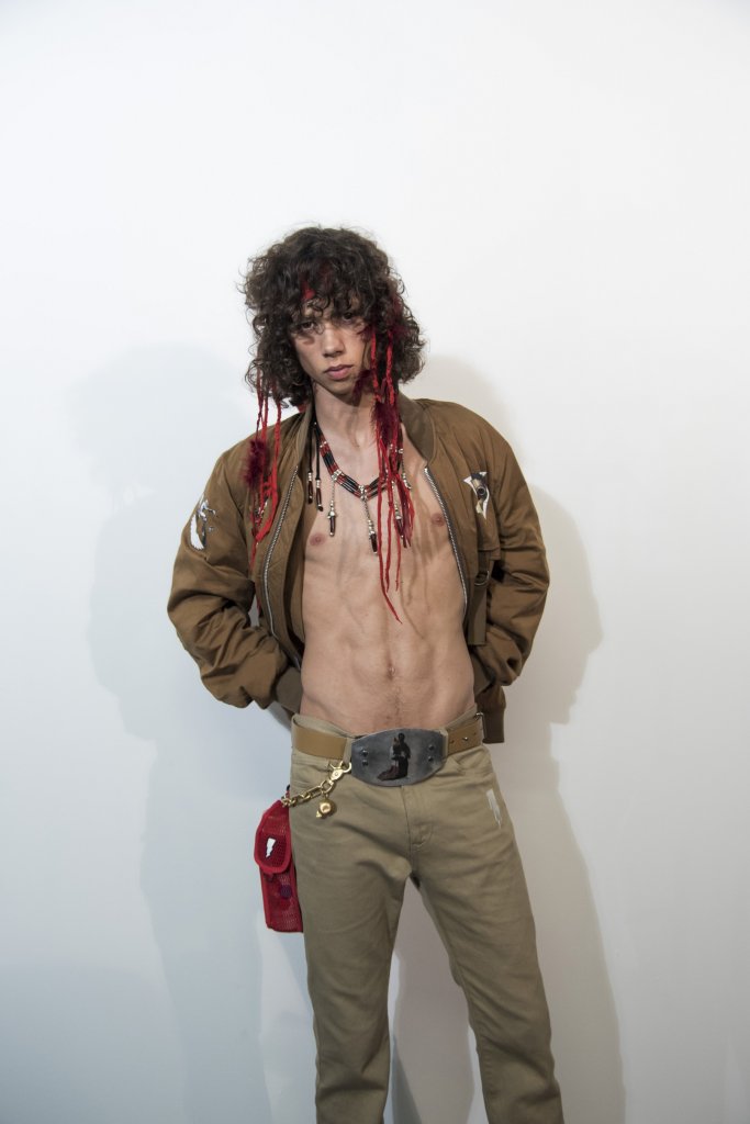 高桥盾UC Undercover 2019春夏男装发布秀(后台妆容) - Paris Spring 2019-天天时装-口袋里的时尚指南