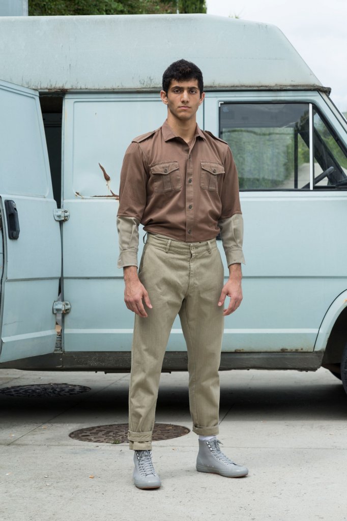 2019春夏 andrea rosso带着对彩色卡其布的热情,以印度和英国军事服装