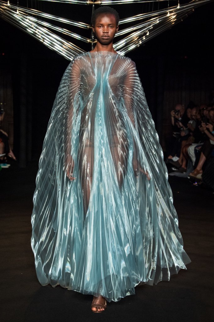 艾里斯·范·荷本 Iris van Herpen 2018/19秋冬高级定制发布秀 - Paris Couture Fall 2018