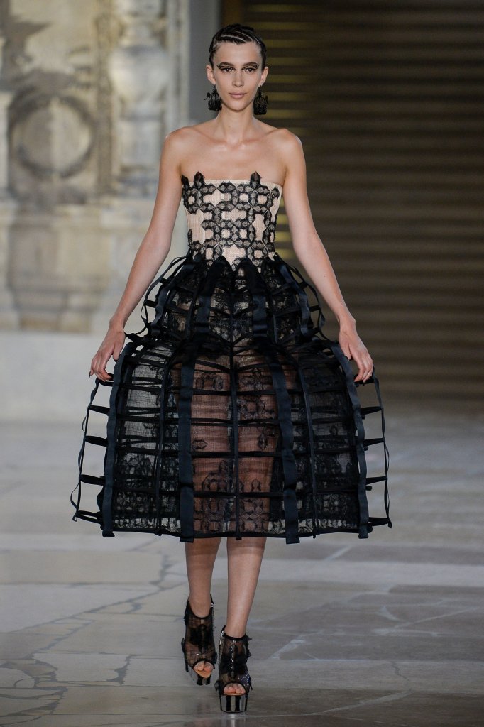 主义的guo pei最新系列延续了2018春夏高定的立体裙撑并且将金色涂黑