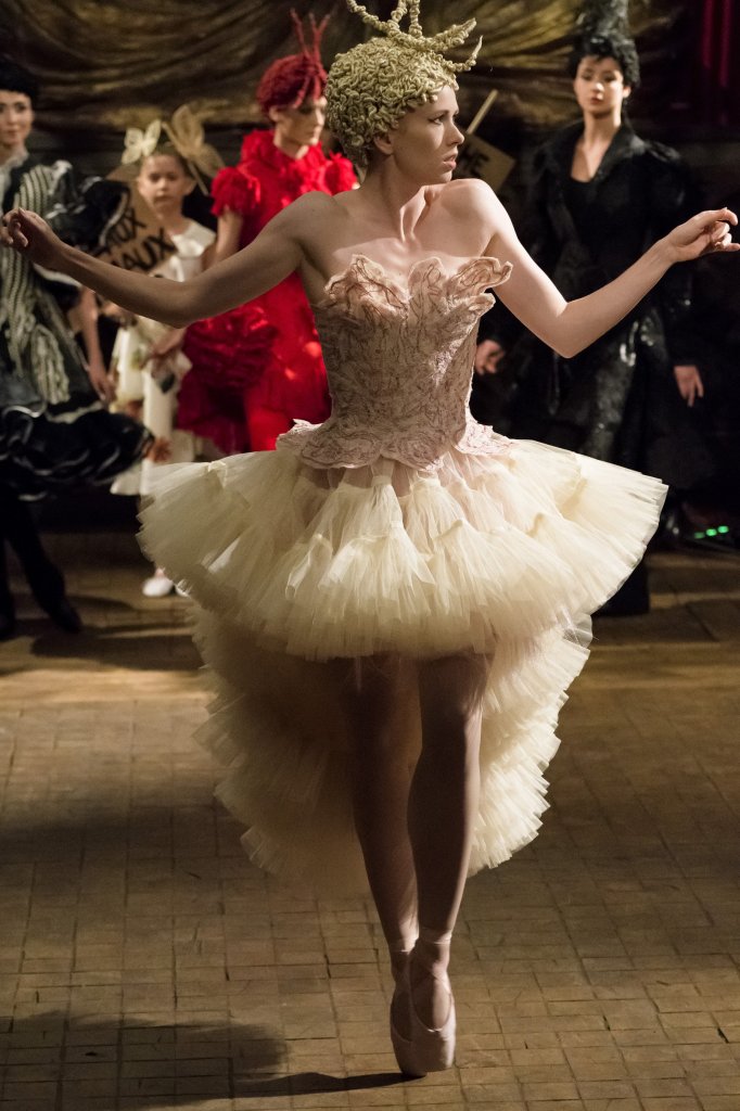 法国 巴黎 走秀(runway) 2018/19秋冬高级定制 女装 鱼尾裙