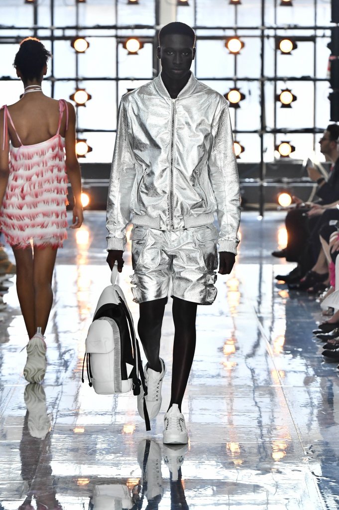 2019春夏 在内华达州黑石沙漠举行的"火人节"为创意总监manuel