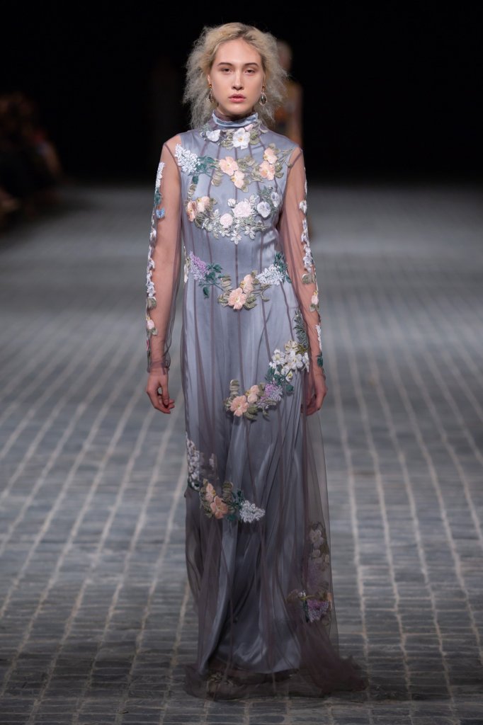 薄纱上盛放的花卉