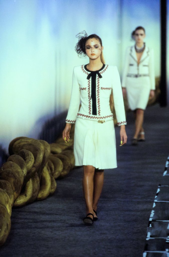 香奈儿 Chanel 2001/02秋冬高级定制发布秀 - Couture Fall 2001