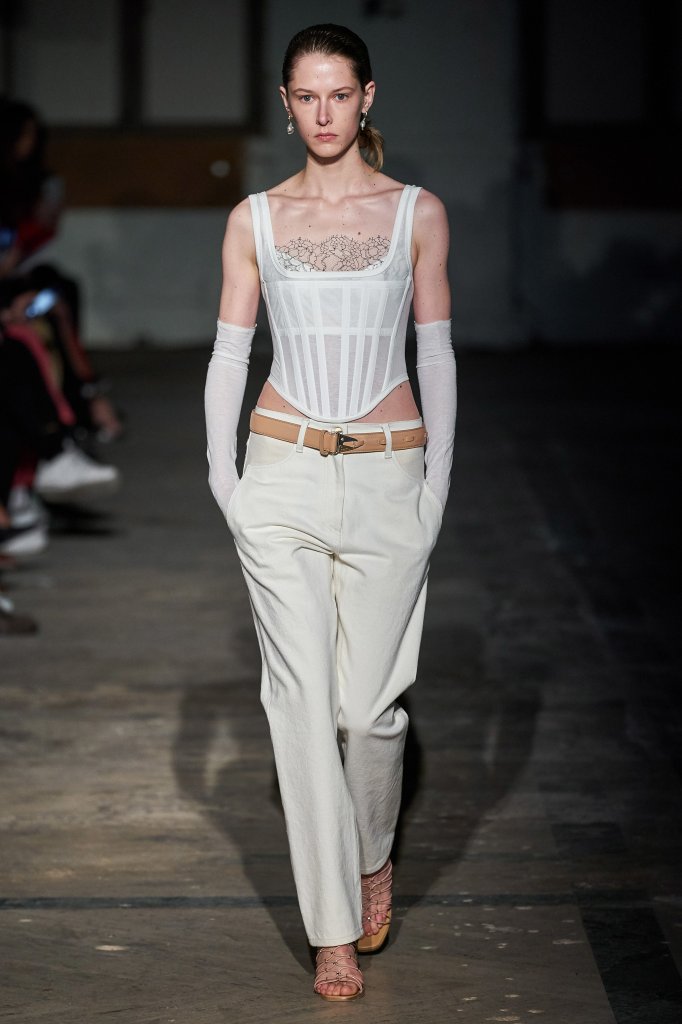 紧身束胸衣的现代化时尚