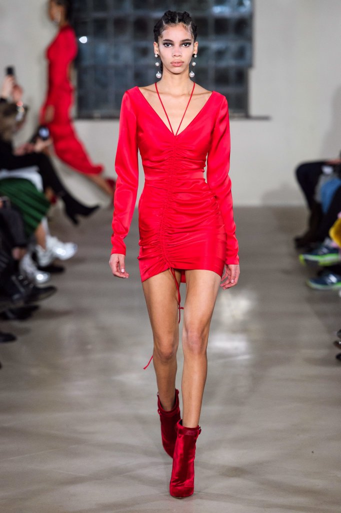 所属的伊丽莎白时代的壮丽和浪漫史转化为一个变化万千的现代主义世界