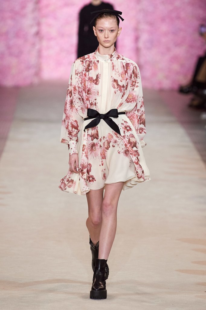 詹巴迪斯塔·瓦利 Giambattista Valli 2020/21秋冬高级成衣秀 - Paris Fall 2020