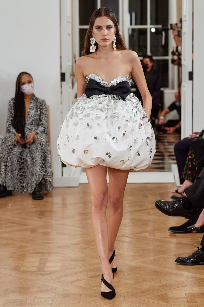 卡罗琳娜·海莱娜 Carolina Herrera 2022春夏高级成衣秀 - New York Spring 2022