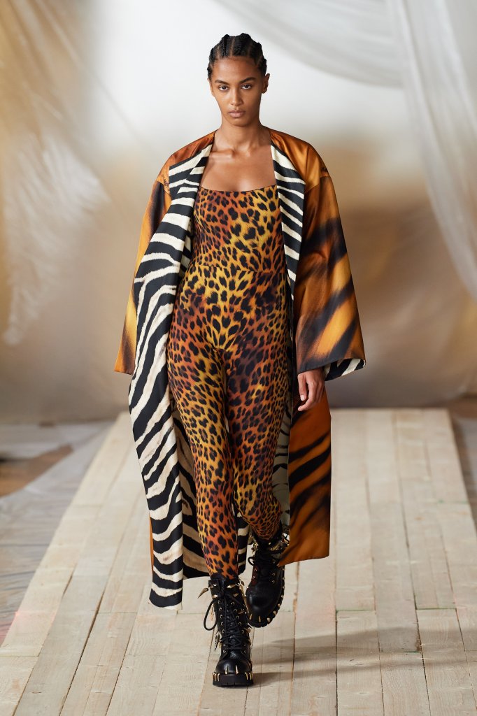 罗伯特·卡沃利 Roberto Cavalli 2022春夏高级成衣秀 - Milan Spring 2022