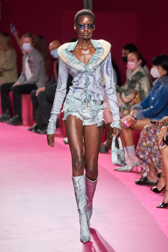 蓝色情人 Blumarine 2022春夏高级成衣秀 - Milan Spring 2022
