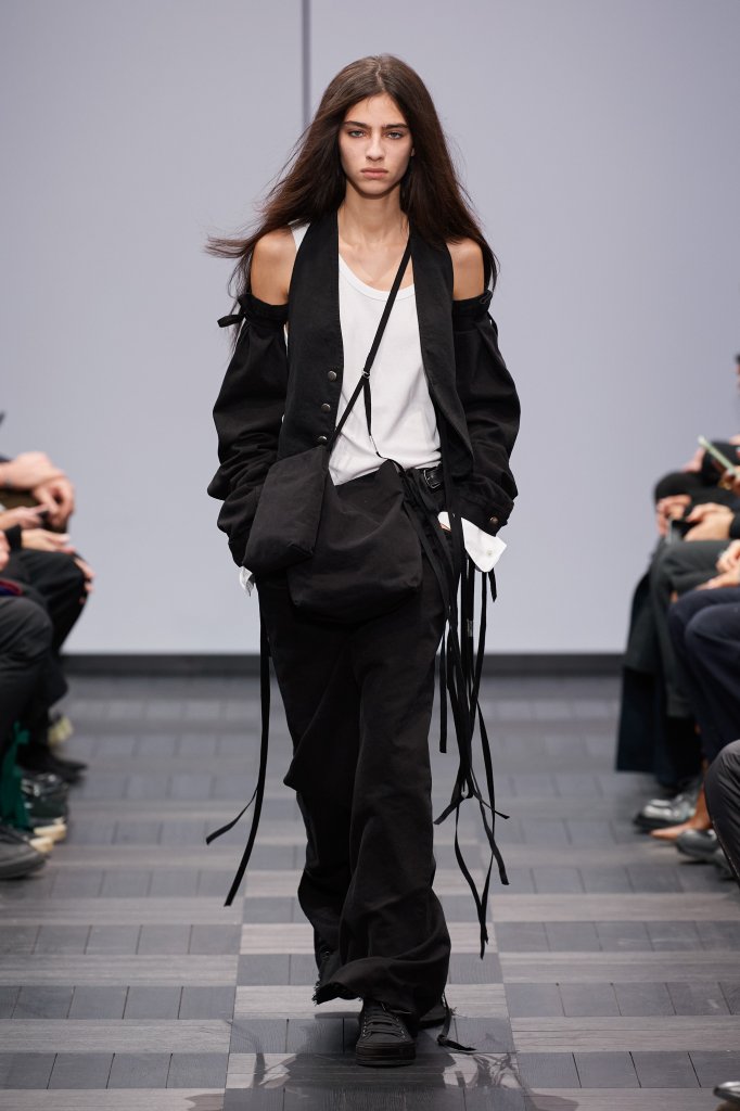 安·迪穆拉米斯特 Ann Demeulemeester 2022春夏高级成衣秀 - Paris Spring 2022