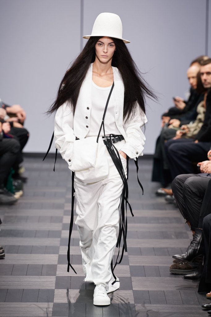 安·迪穆拉米斯特 Ann Demeulemeester 2022春夏高级成衣秀 - Paris Spring 2022