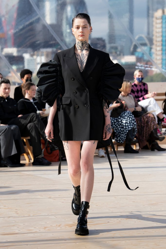 亚历山大·麦昆 Alexander McQueen 2022春夏高级成衣秀 - London Spring 2022