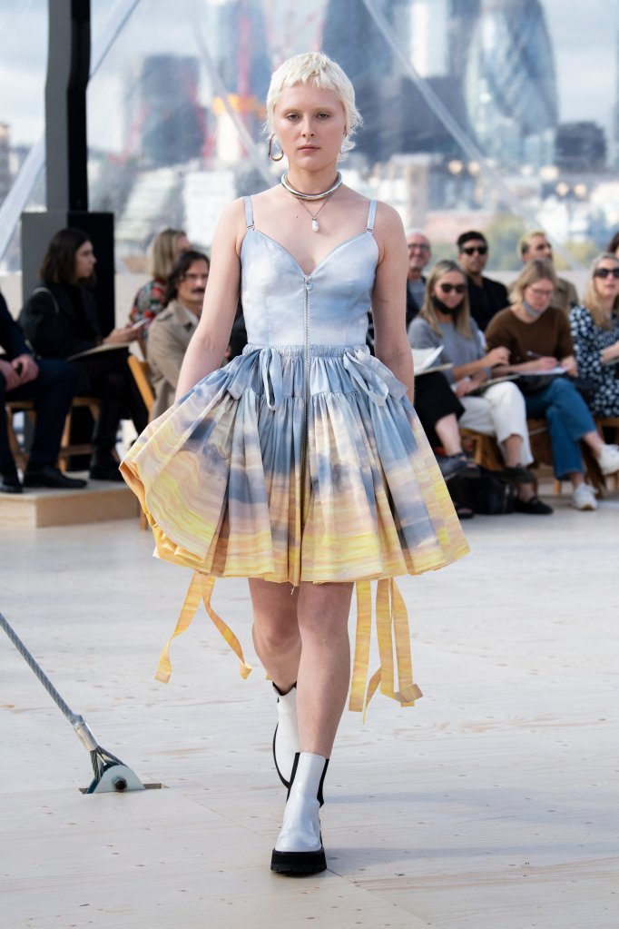 亚历山大·麦昆 Alexander McQueen 2022春夏高级成衣秀 - London Spring 2022