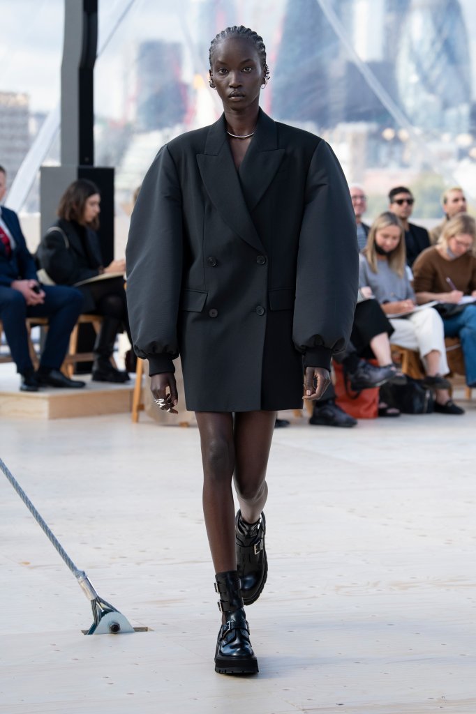亚历山大·麦昆 Alexander McQueen 2022春夏高级成衣秀 - London Spring 2022