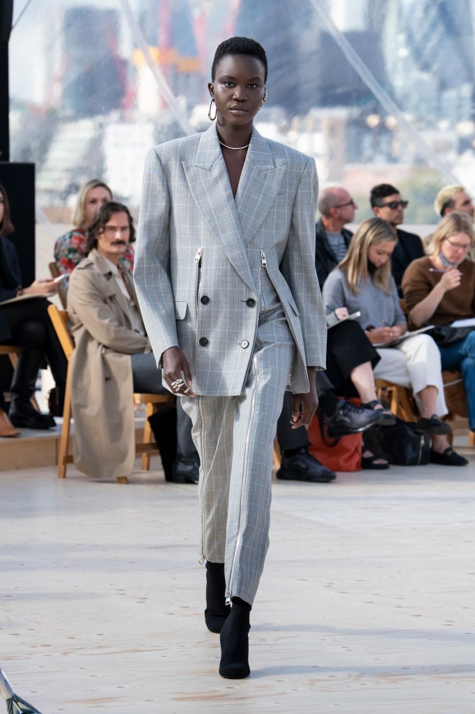 亚历山大·麦昆 Alexander McQueen 2022春夏高级成衣秀 - London Spring 2022