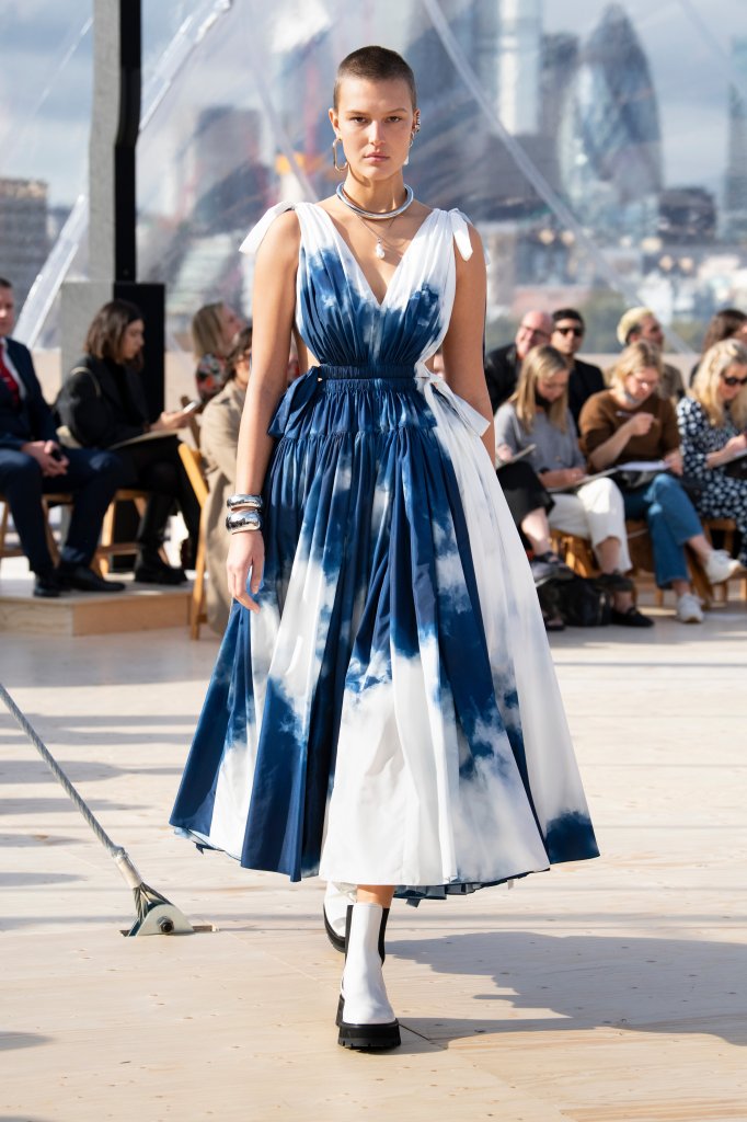 亚历山大·麦昆 Alexander McQueen 2022春夏高级成衣秀 - London Spring 2022