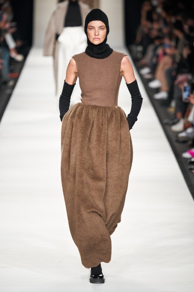 麦丝玛拉 Max Mara 2022/23秋冬高级成衣秀 - Milan Fall 2022