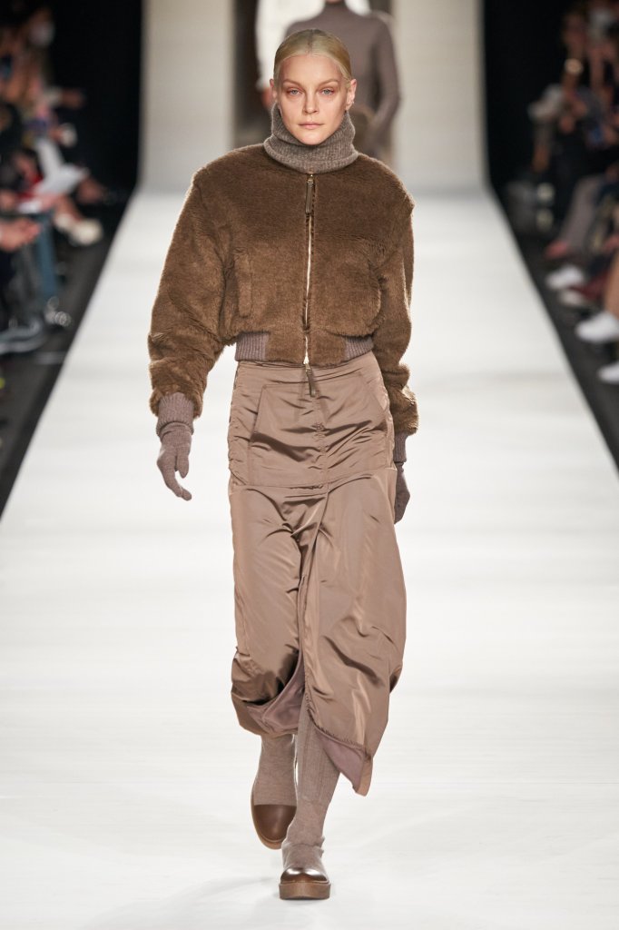麦丝玛拉 Max Mara 2022/23秋冬高级成衣秀 - Milan Fall 2022