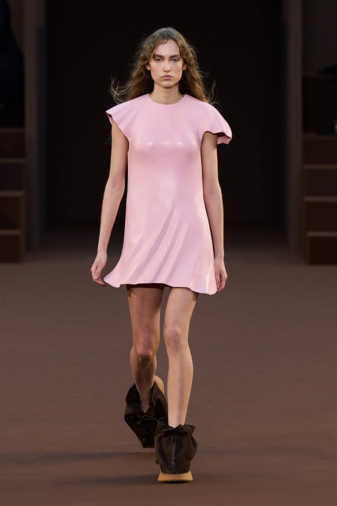 罗意威 Loewe 2022/23秋冬高级成衣秀 - Paris Fall 2022