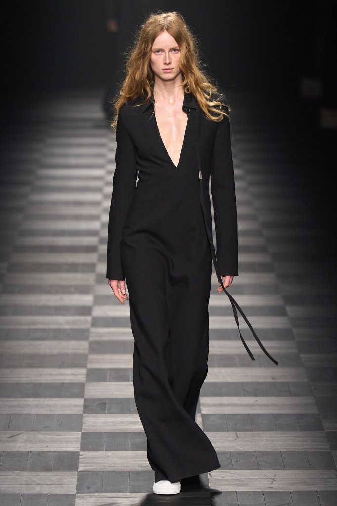 安·迪穆拉米斯特 Ann Demeulemeester 2022/23秋冬高级成衣秀 - Paris Fall 2022