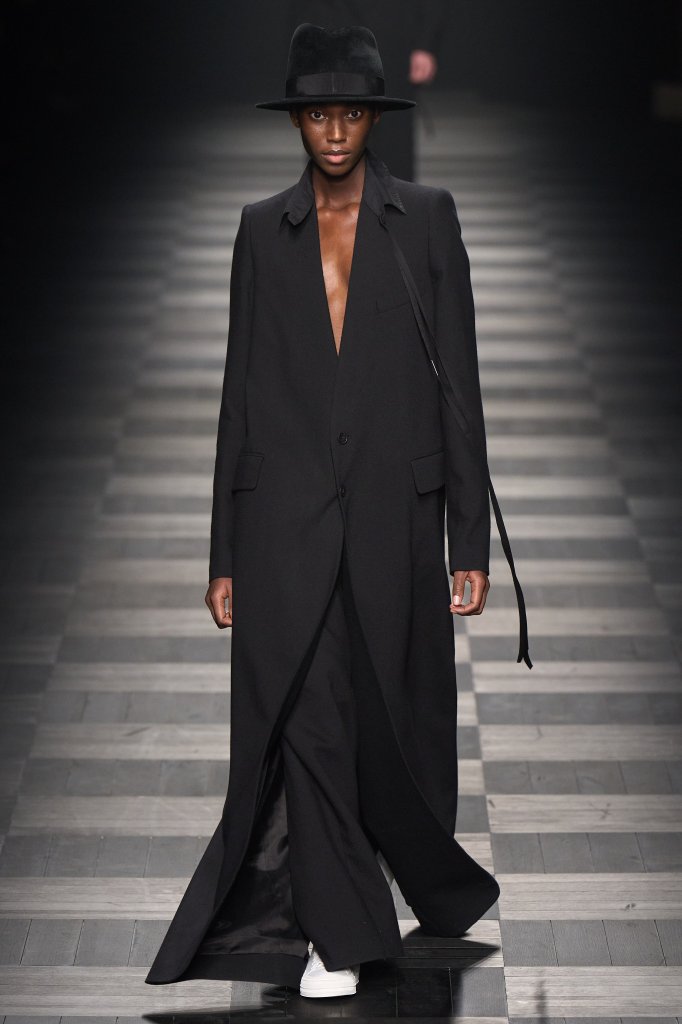 安·迪穆拉米斯特 Ann Demeulemeester 2022/23秋冬高级成衣秀 - Paris Fall 2022