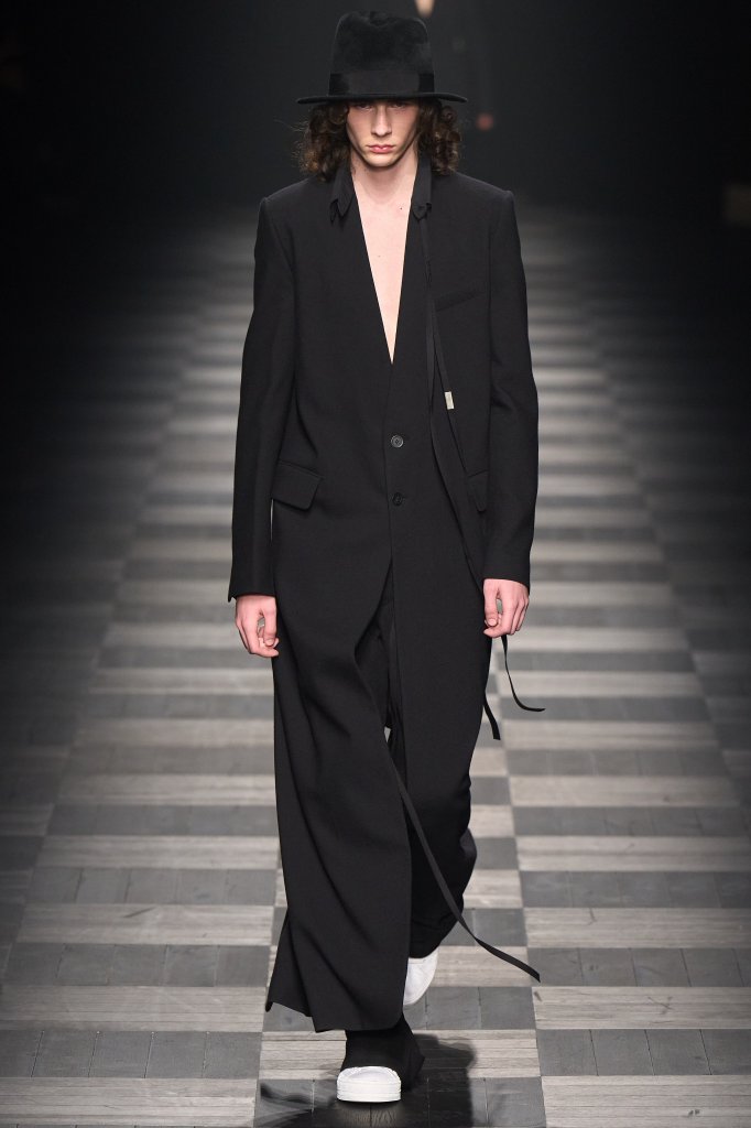 安·迪穆拉米斯特 Ann Demeulemeester 2022/23秋冬高级成衣秀 - Paris Fall 2022