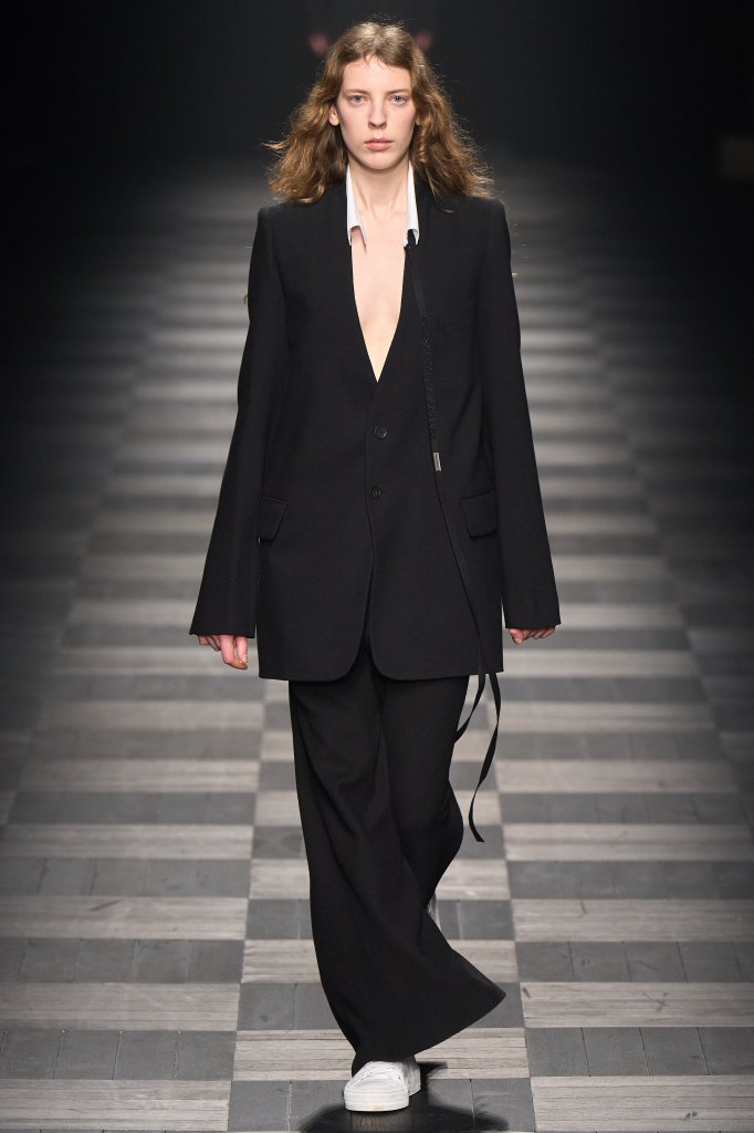 安·迪穆拉米斯特 Ann Demeulemeester 2022/23秋冬高级成衣秀 - Paris Fall 2022