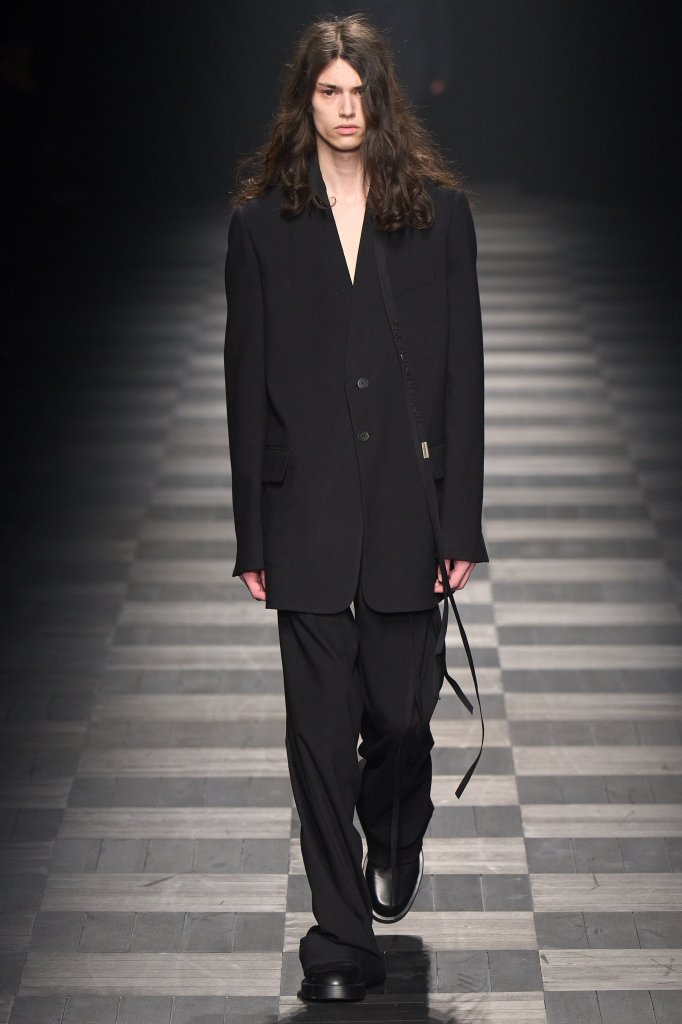 安·迪穆拉米斯特 Ann Demeulemeester 2022/23秋冬高级成衣秀 - Paris Fall 2022