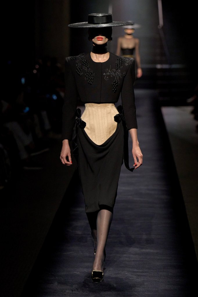 夏帕瑞丽 Schiaparelli 2022/23秋冬高级定制秀 - Couture Fall 2022