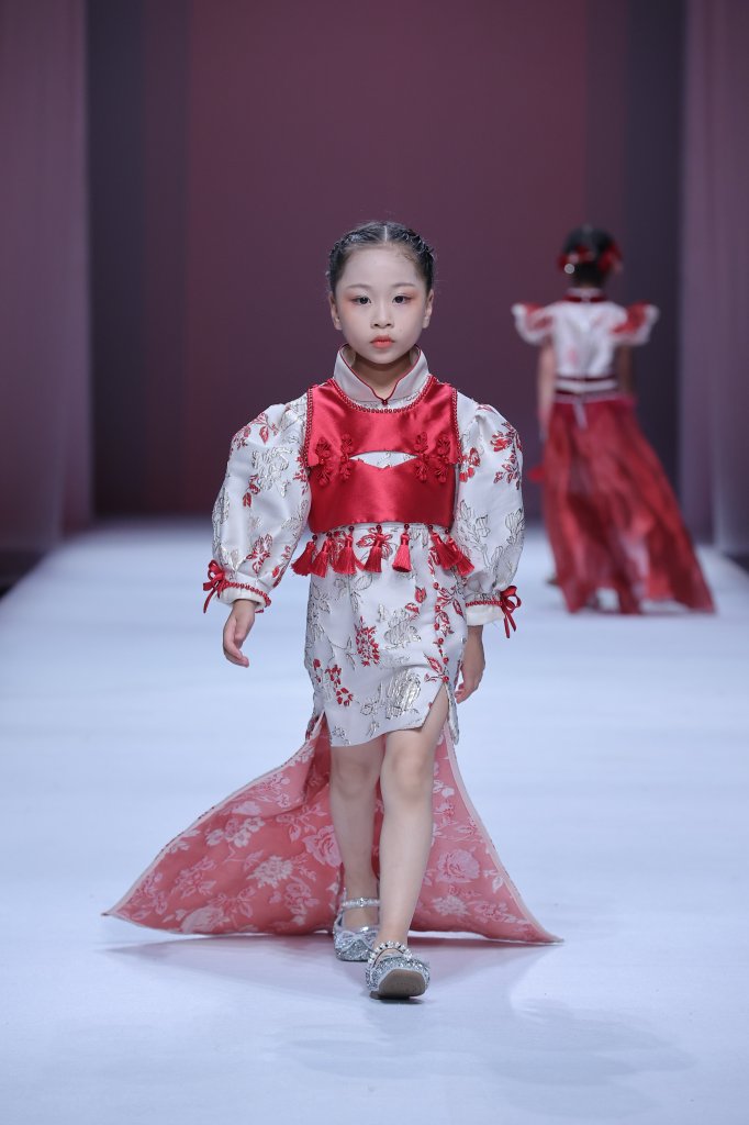 红鼓小爱 Homegood · 陆芳华丨童话小镇 2023春夏童装秀 - Beijing Spring 2023