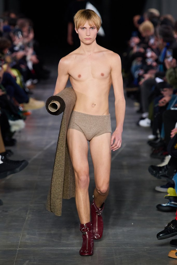 JW 安德森 JW Anderson 2023/24秋冬男装秀 - Milan Fall 2023