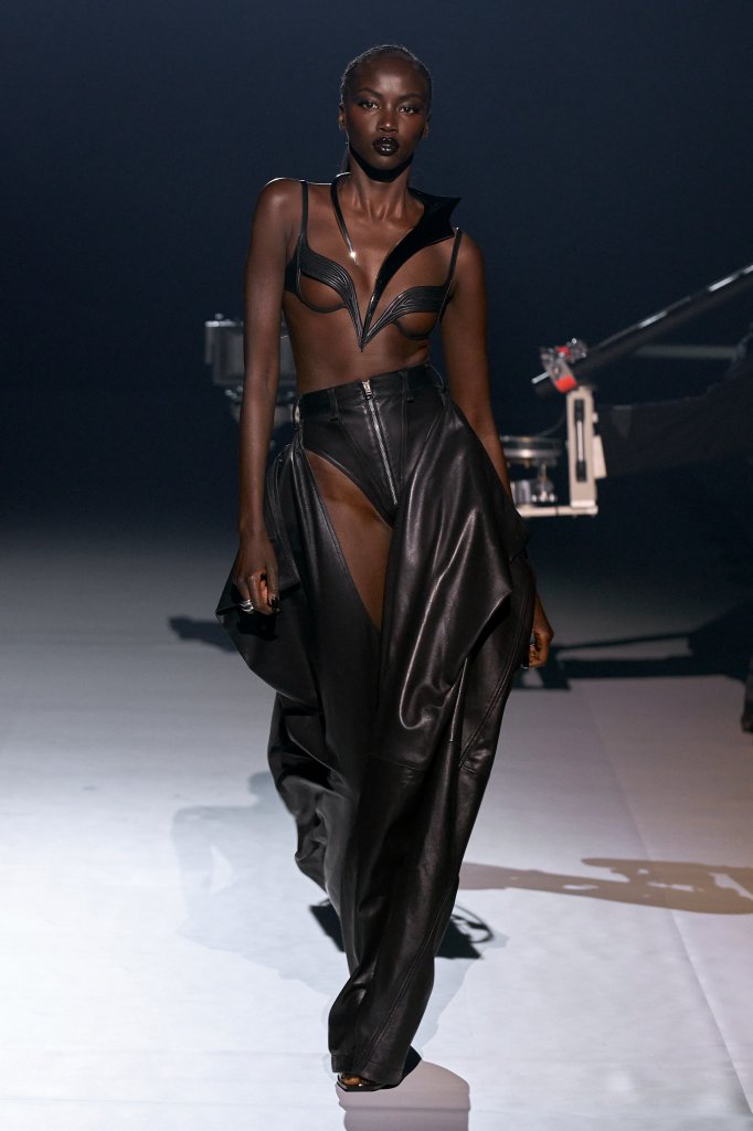 蒂埃里·穆勒 Mugler 2022/23秋冬高级成衣秀 - Paris Fall 2022