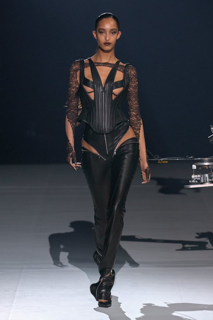 蒂埃里·穆勒 Mugler 2022/23秋冬高级成衣秀 - Paris Fall 2022