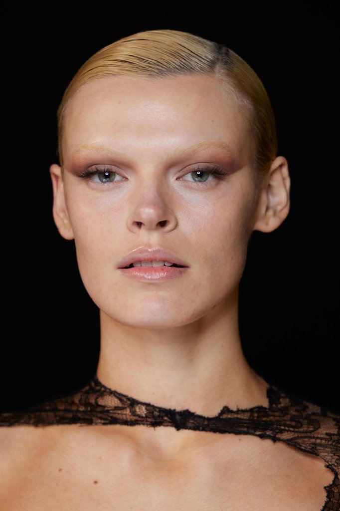蒂埃里&middot;穆勒 Mugler 2022/23秋冬高级成衣秀(后台妆容) - Paris Fall 2022