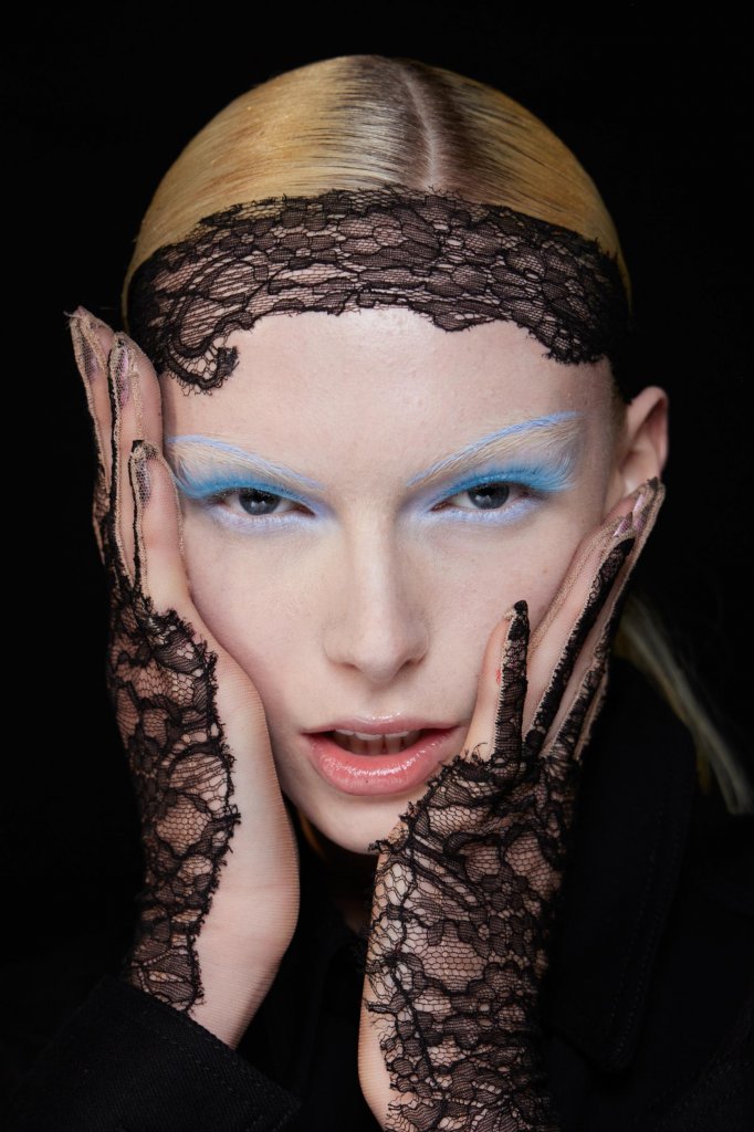蒂埃里&middot;穆勒 Mugler 2022/23秋冬高级成衣秀(后台妆容) - Paris Fall 2022