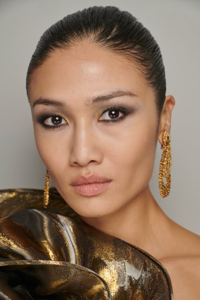 纳伊·姆汗 Naeem Khan 2023/24秋冬高级成衣秀(后台妆容) - New York Fall 2023