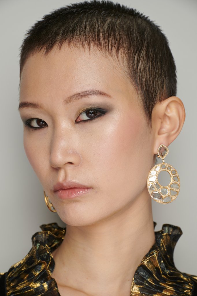 纳伊·姆汗 Naeem Khan 2023/24秋冬高级成衣秀(后台妆容) - New York Fall 2023