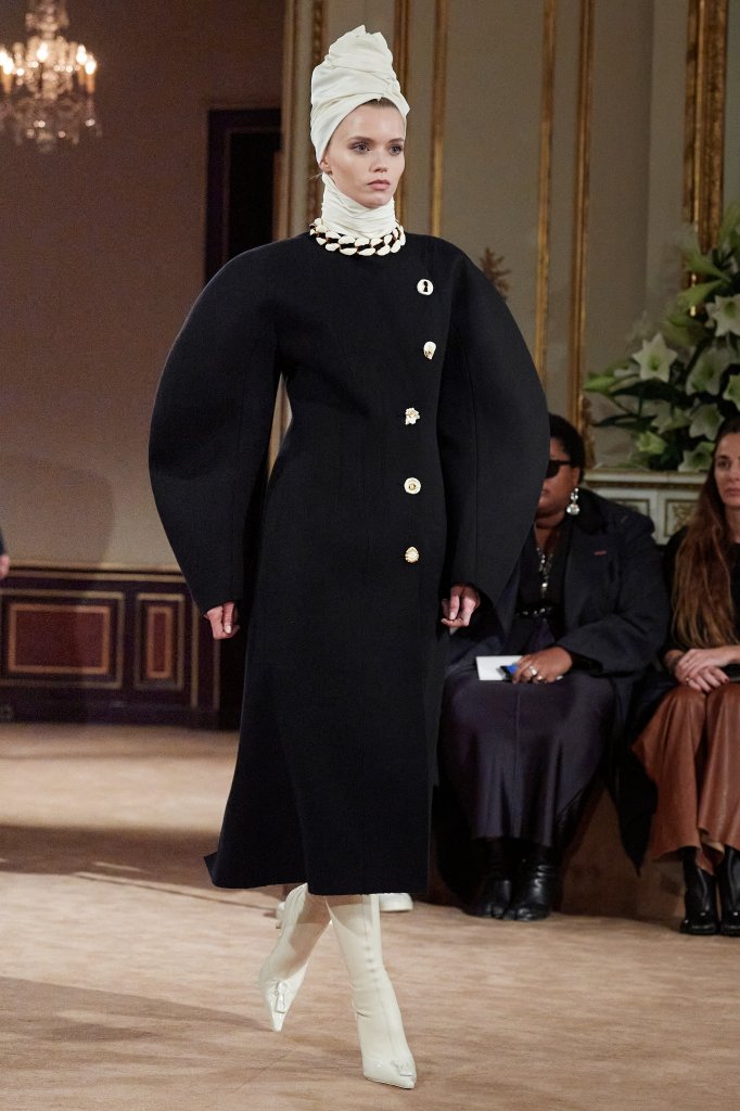 夏帕瑞丽 Schiaparelli 2023/24秋冬高级成衣秀 - Paris Fall 2023