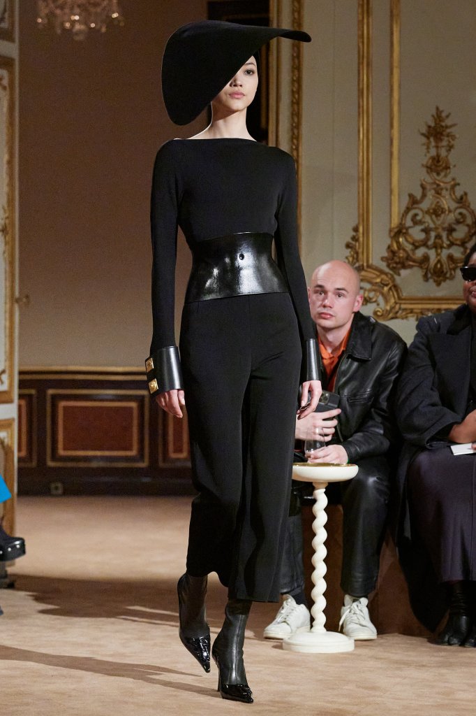 夏帕瑞丽 Schiaparelli 2023/24秋冬高级成衣秀 - Paris Fall 2023