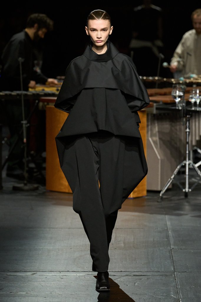 三宅一生 Issey Miyake 2023/24秋冬高级成衣秀 - Paris Fall 2023