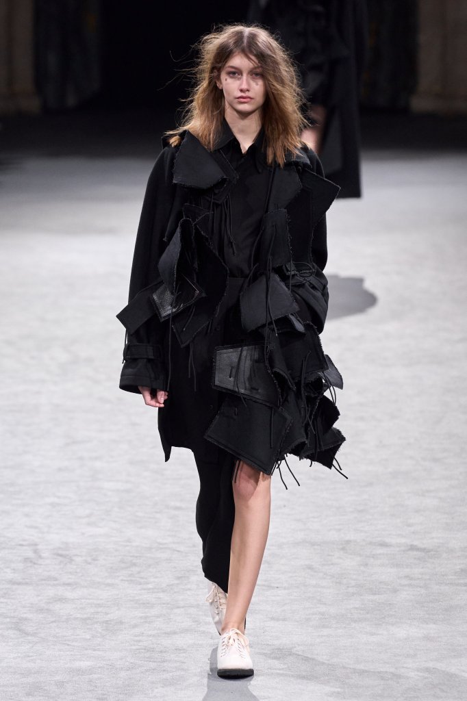 山本耀司 Yohji Yamamoto 2023/24秋冬高级成衣秀 - Paris Fall 2023-天天时装-口袋里的时尚指南