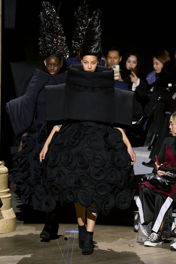 川久保玲 Comme des Garçons 2023/24秋冬高级成衣秀 - Paris Fall 2023