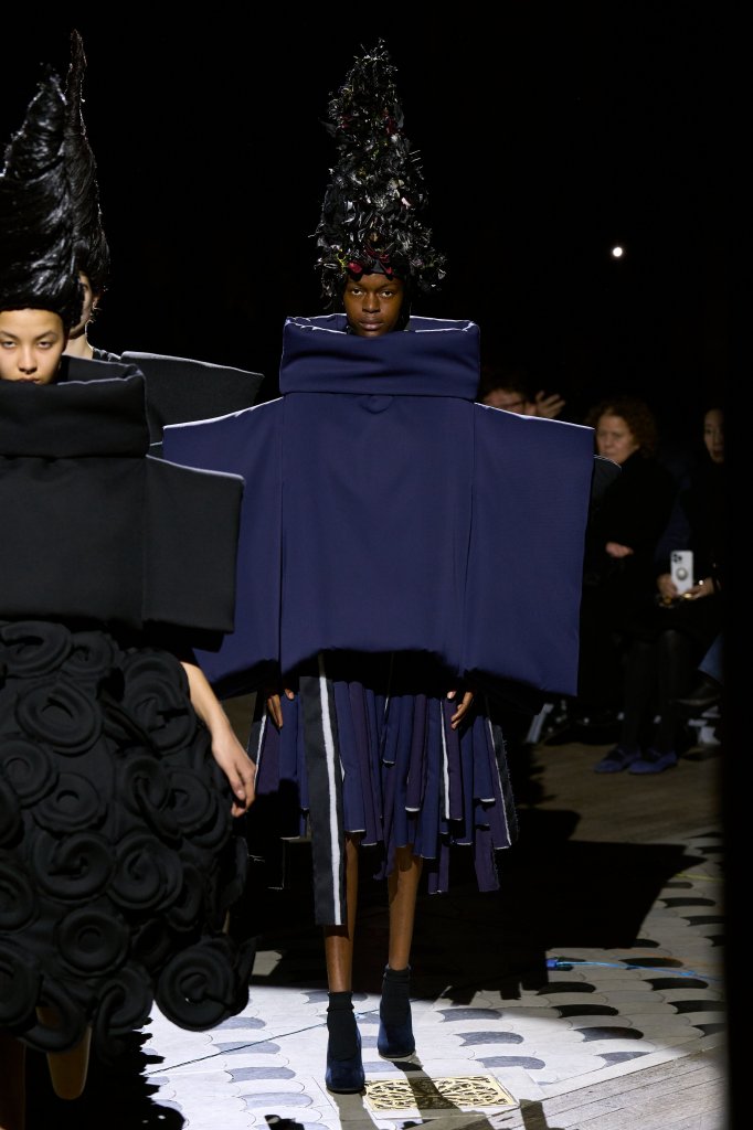 川久保玲 Comme des Garçons 2023/24秋冬高级成衣秀 - Paris Fall 2023