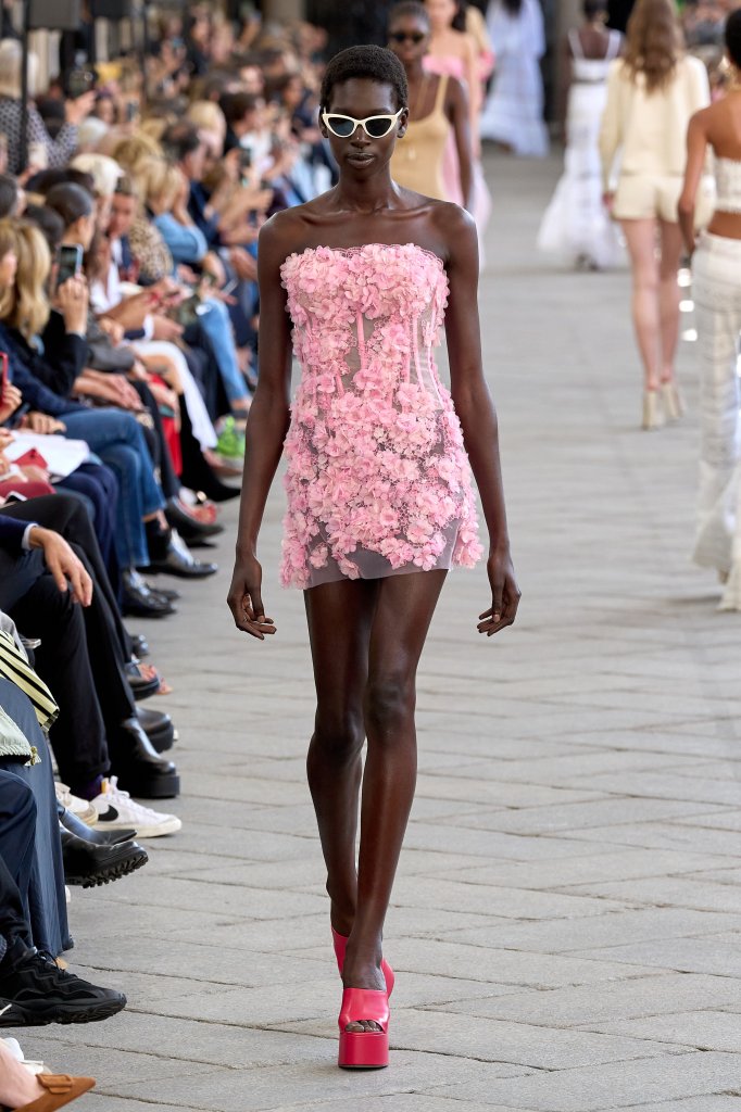  艾尔玛诺·谢尔维诺 Ermanno Scervino 意大利 Italy 巴尼奥阿里波利 Bagno a Ripoli 走秀(Runway) 女装 2024春夏 2024 S/S