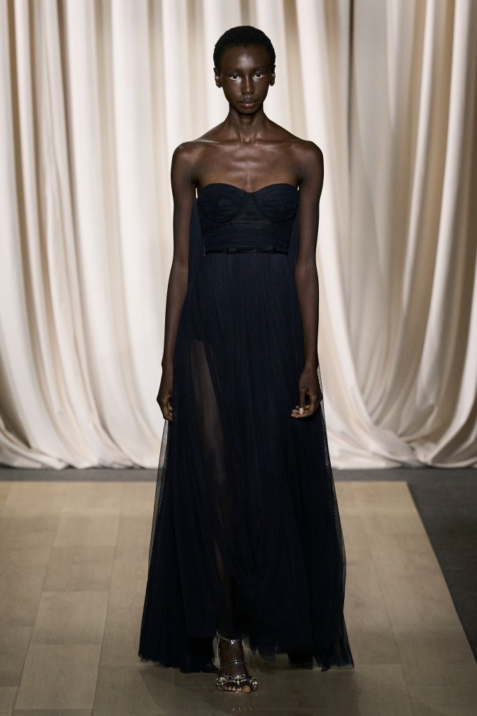 詹巴迪斯塔·瓦利 Giambattista Valli 2024春夏高级成衣秀 - Paris Spring 2024